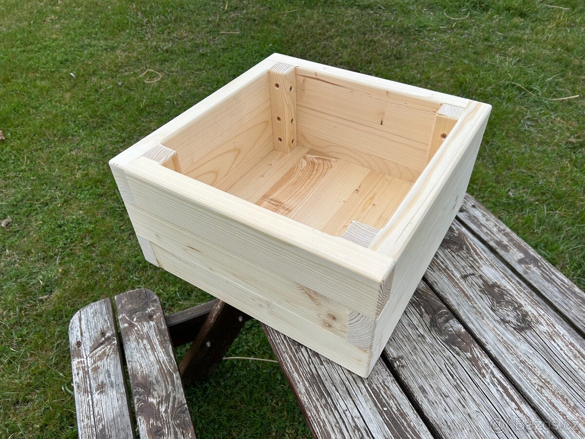 Masivní dřevěný truhlík