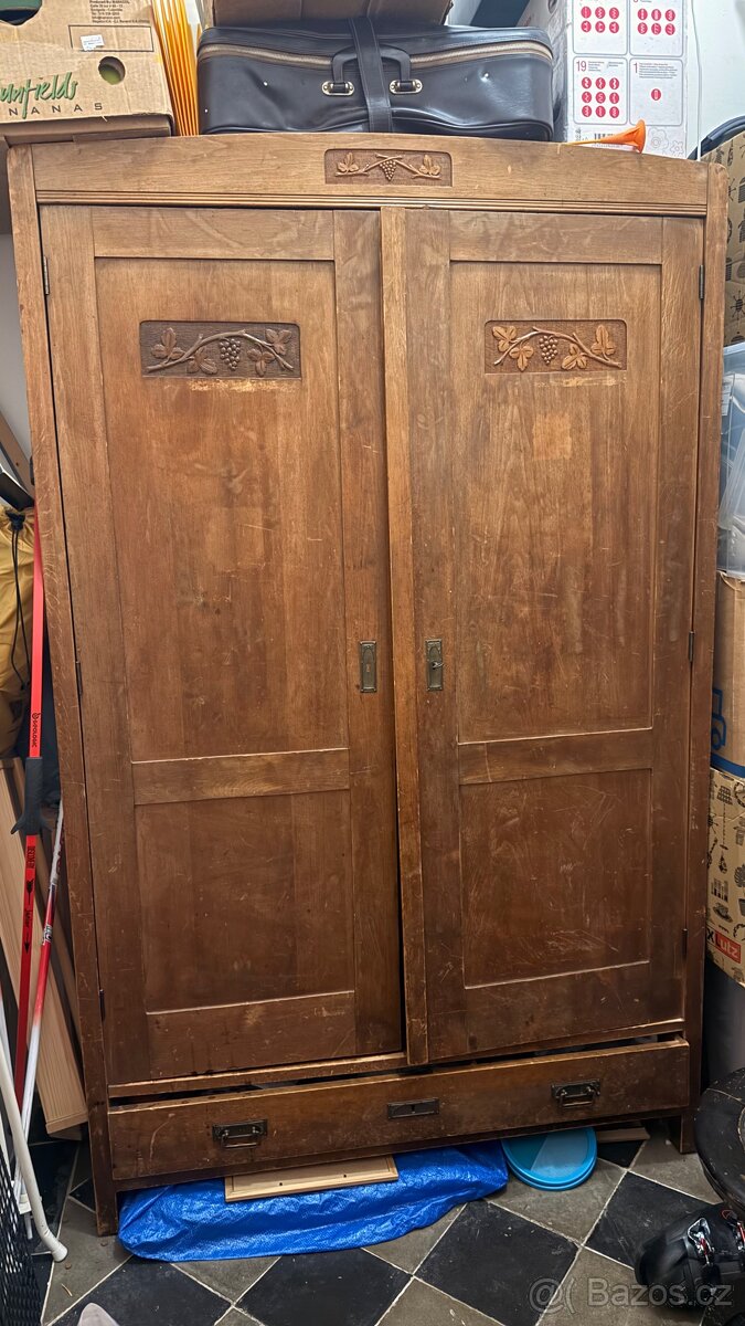 Starožitná šatní skříň.