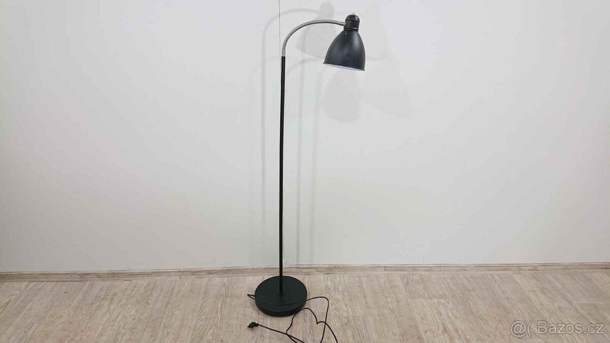 Černá stojací lampa Nitta Markslöjd