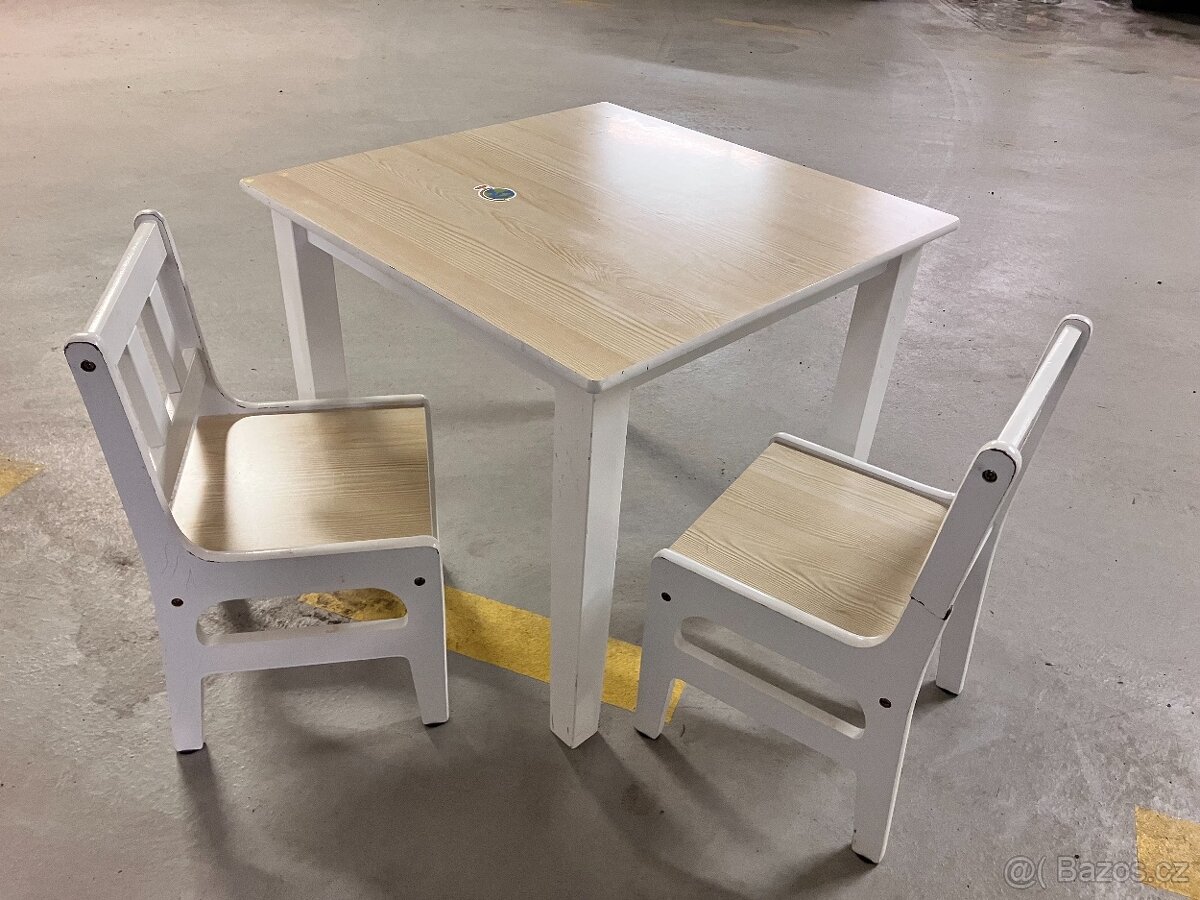 stoleček a 2 židle