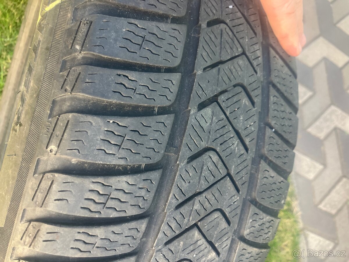 Pneumatiky Pirelli 225/60/17 kusů 4 zimní