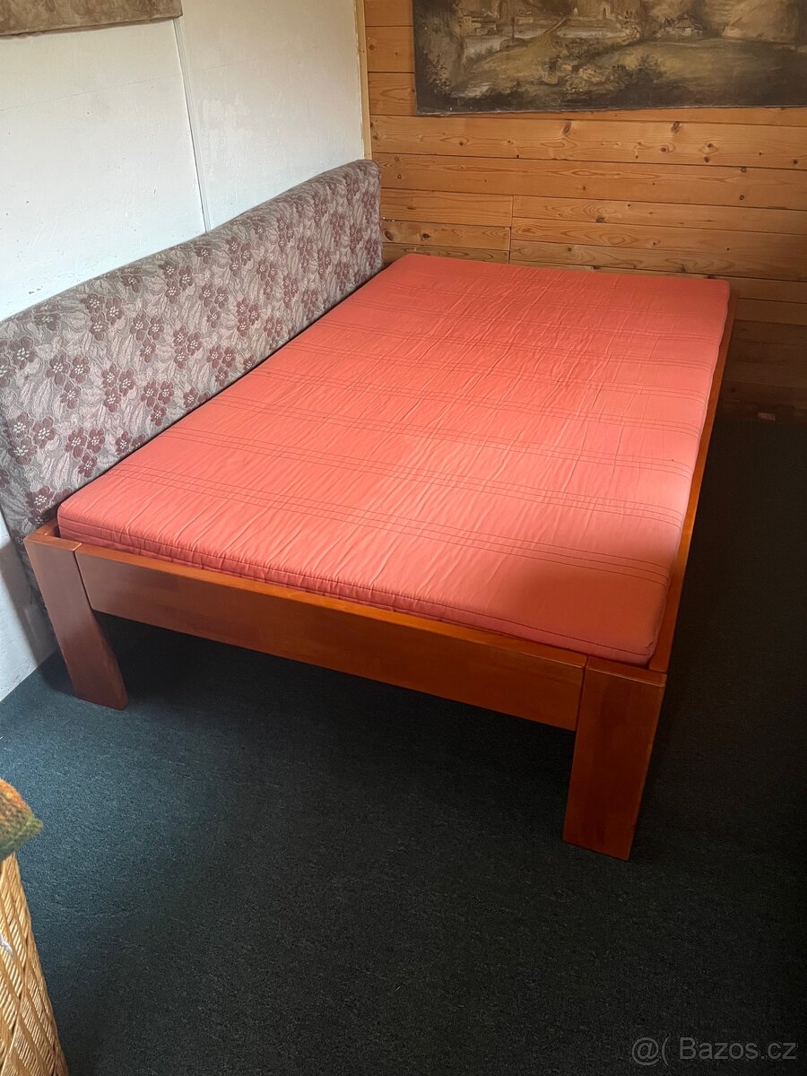 Zvýšená postel s matrací a roštem 120x200