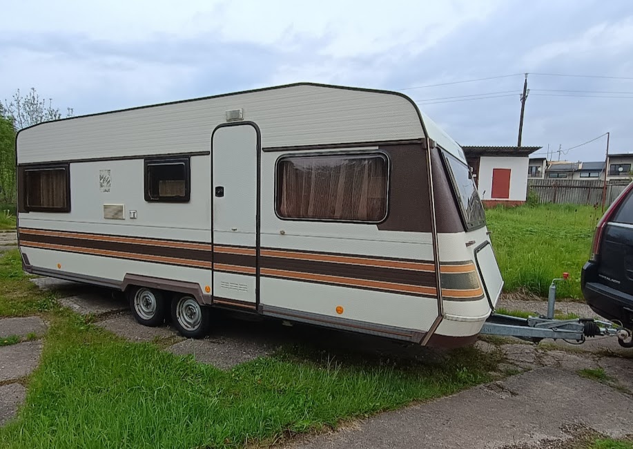 Knaus AZUR 560, chata na kolech