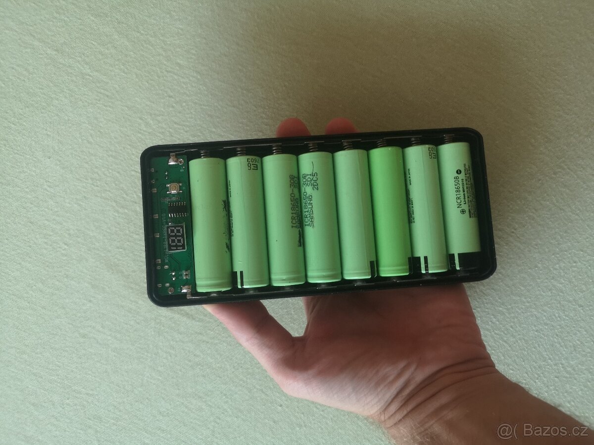 Powerbanka 20 000 mAh černá