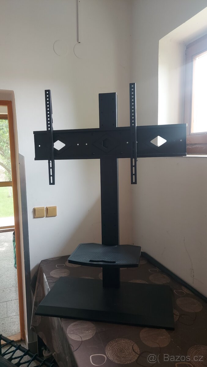 Univerzální otocny TV stojan