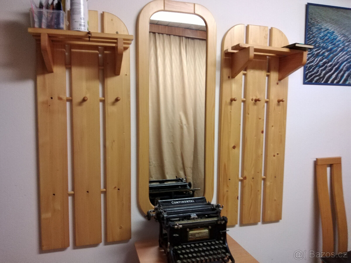 Odkládací stěna se zrcadlem