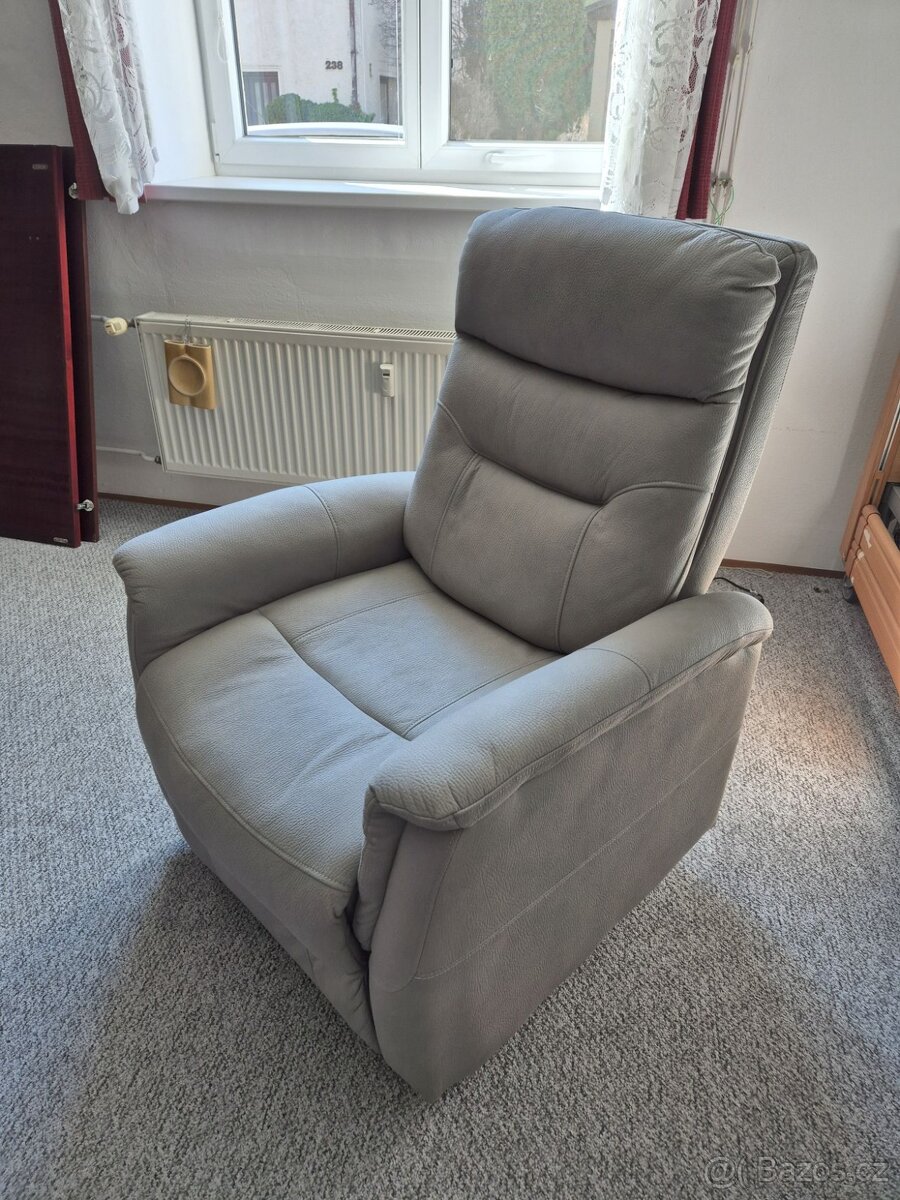Relaxační křeslo s elektrickým polohováním