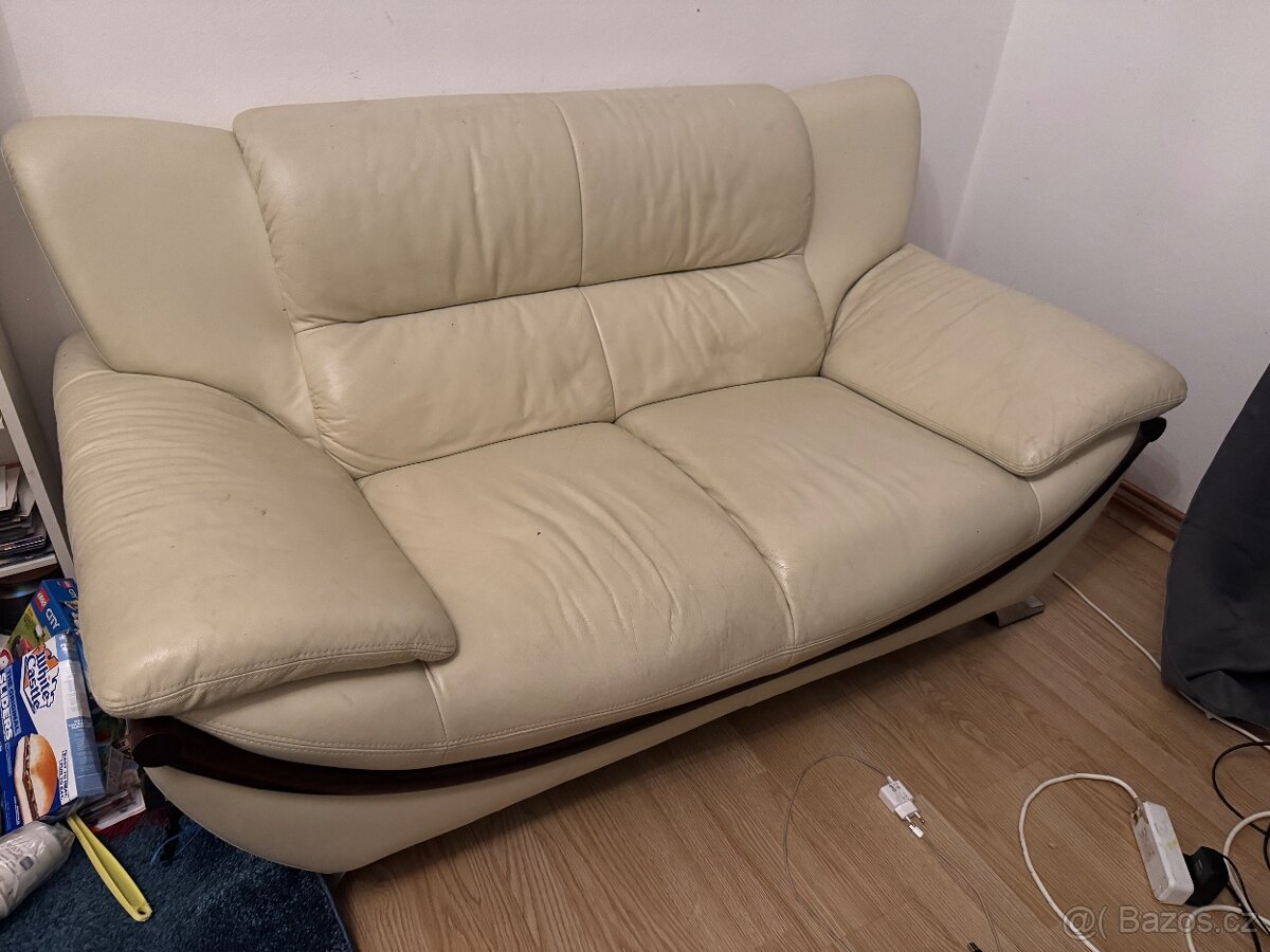 Kovová postel, kožená sedací souprava, skříňky IKEA