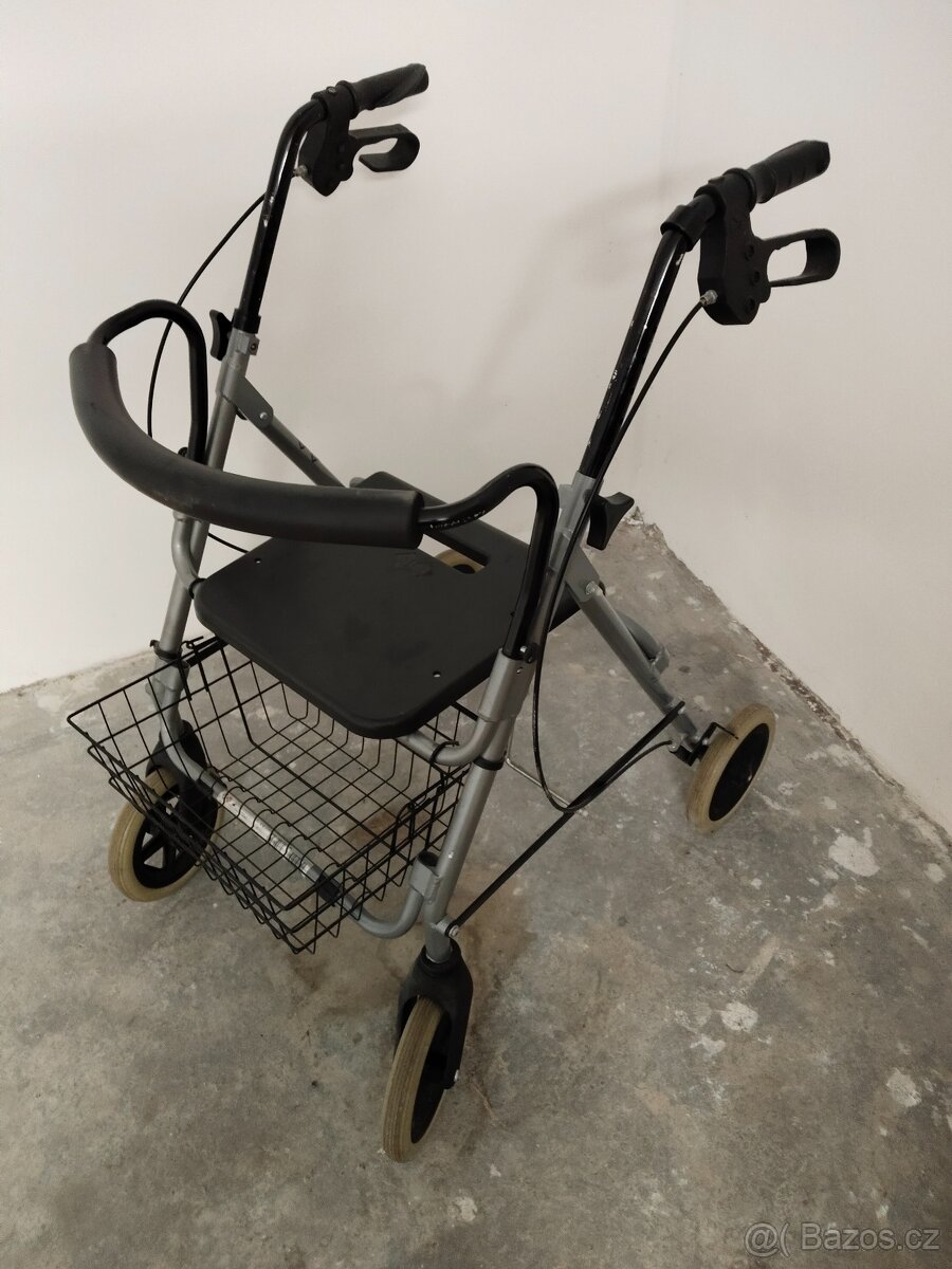 Invalidní chodítko