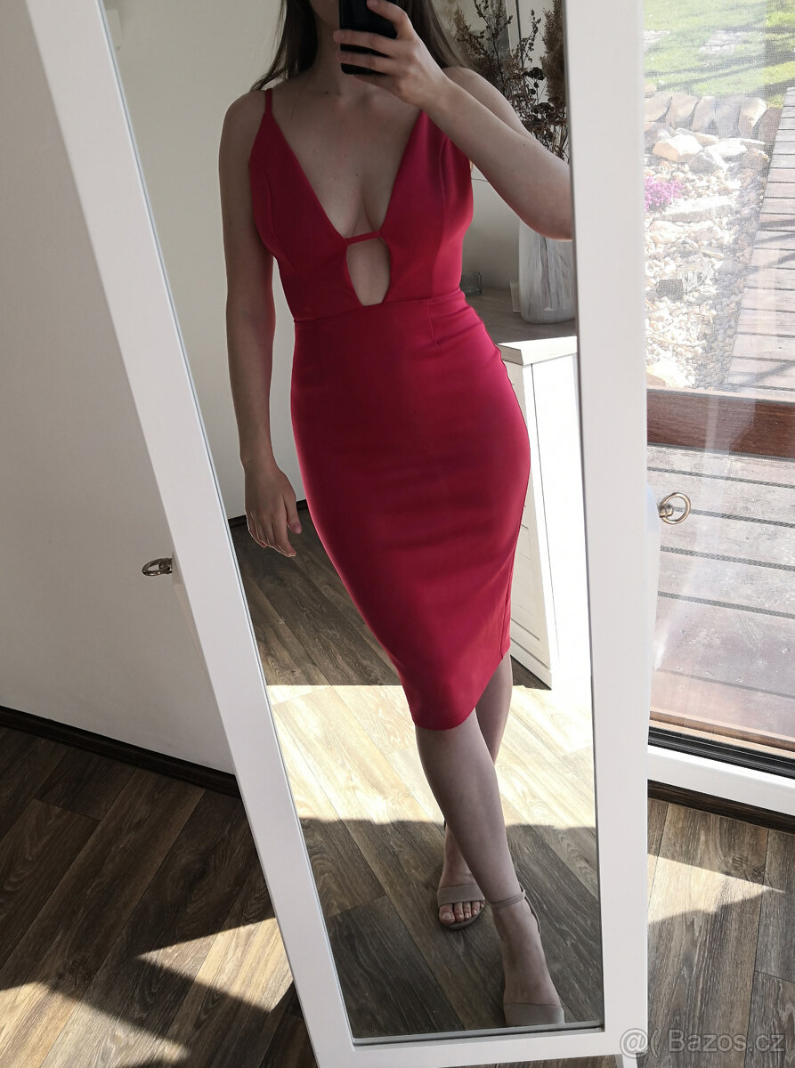 Sexy červené šaty s výstřihem a odhalenými zády