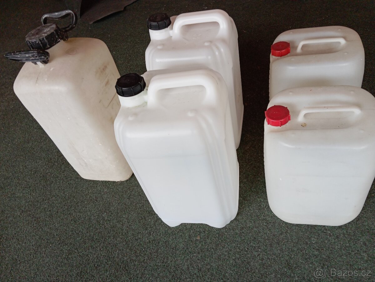 Kanystry plastové 15, 20 a 25 litrů.