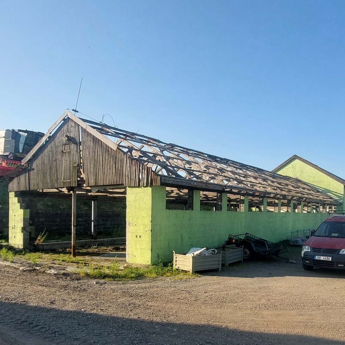 Zdarma za demontáž 40 ks střešních vazníku.