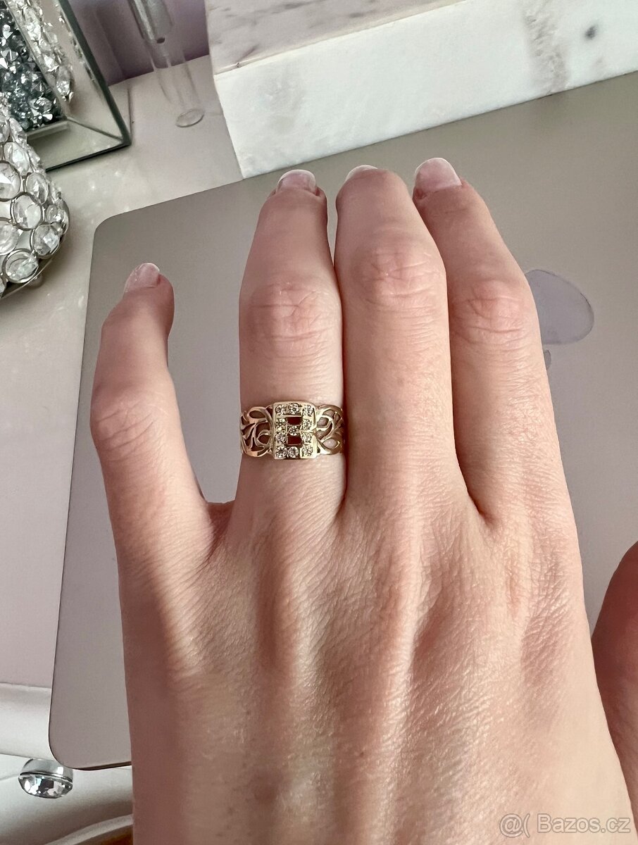 Zlatý prsten písmeno B s kamínky