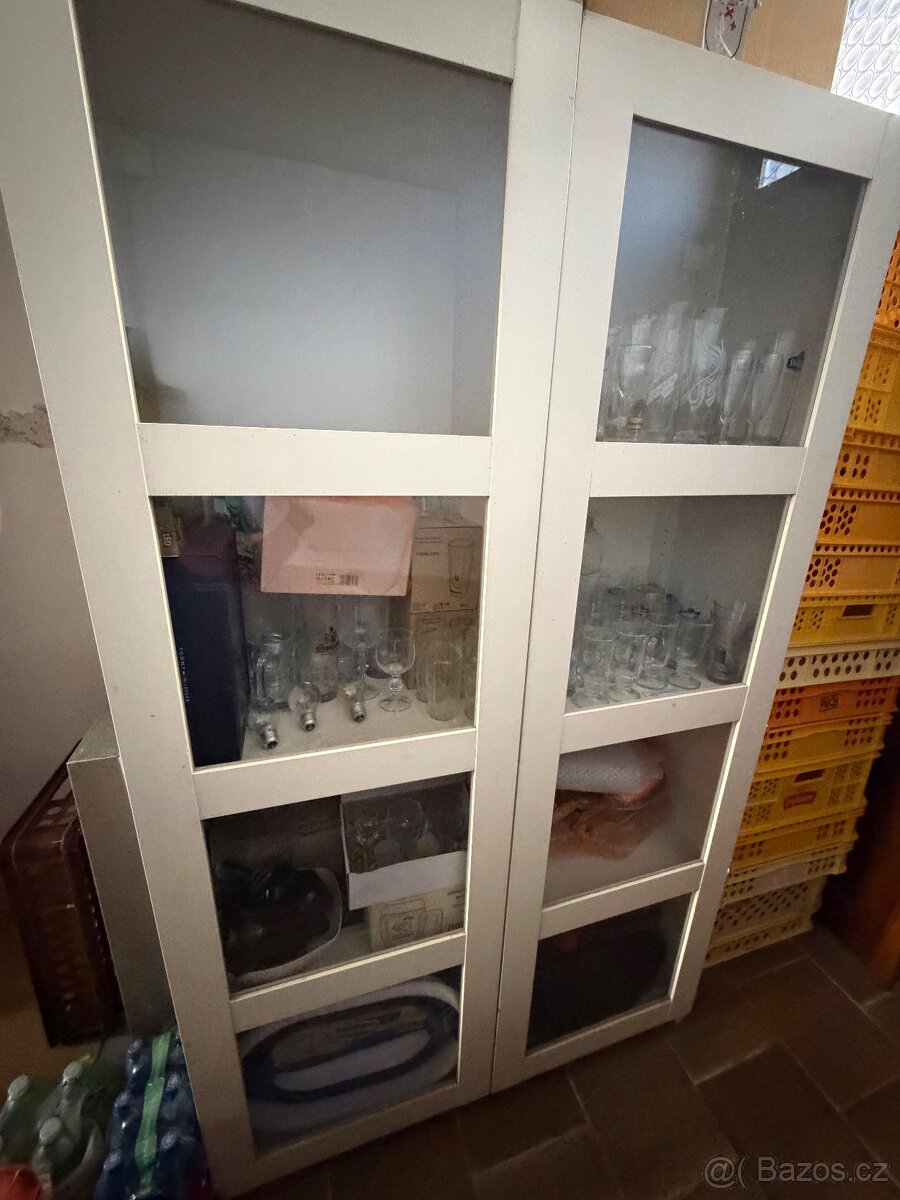 Prosklená skříň 200x118x42cm