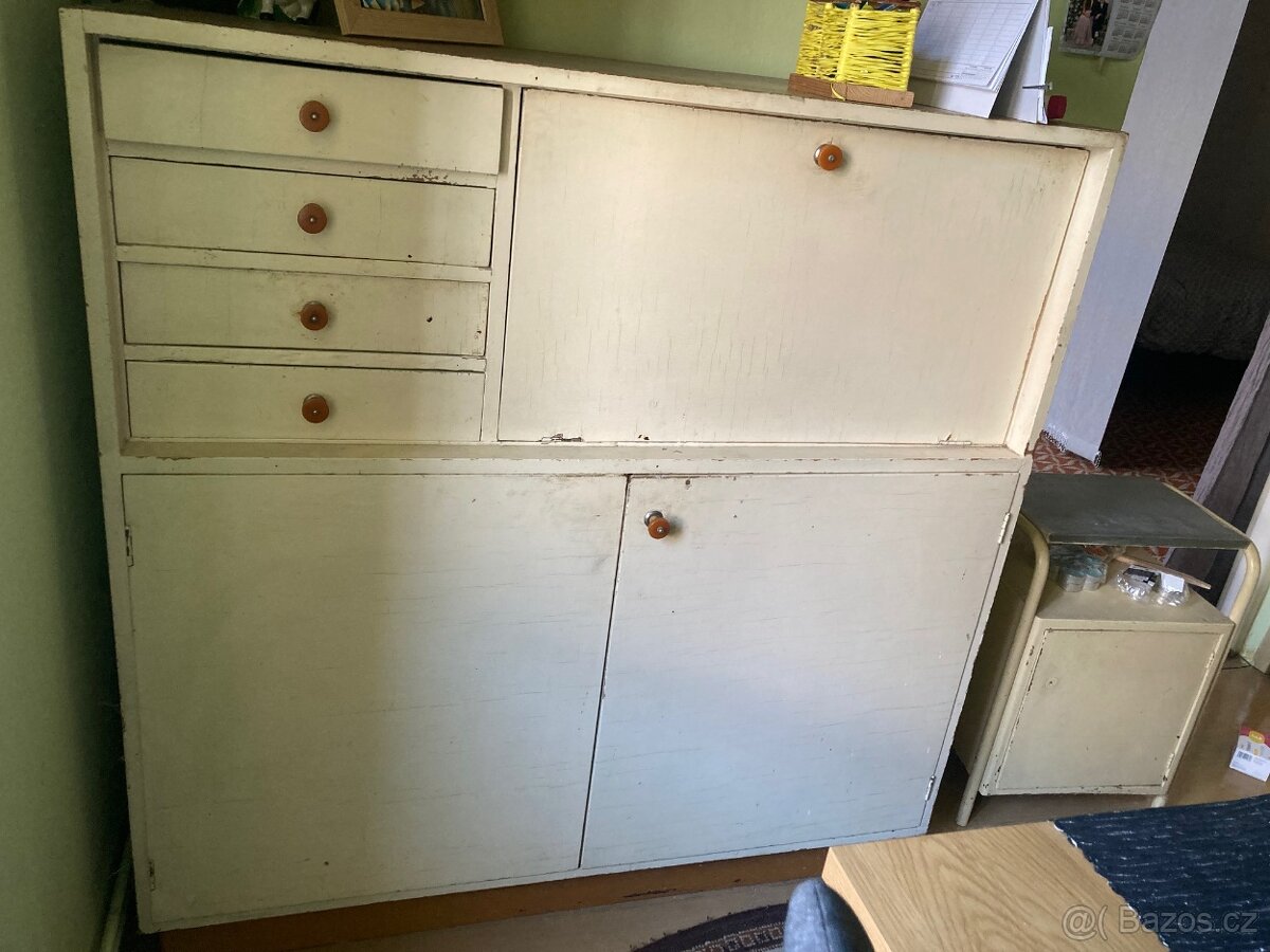 Dobová kuchyňská kredenc