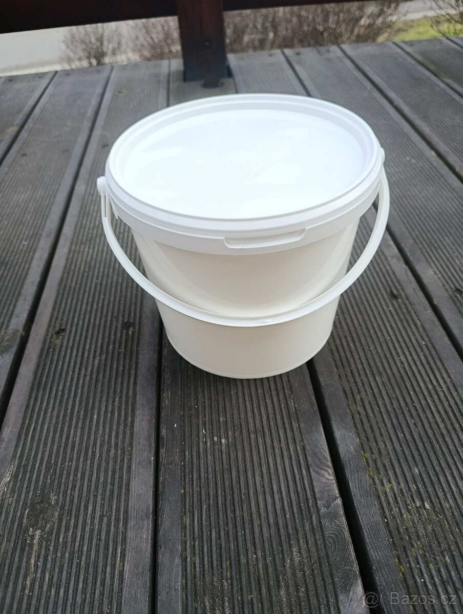 Plastový kbelík s víkem 5L