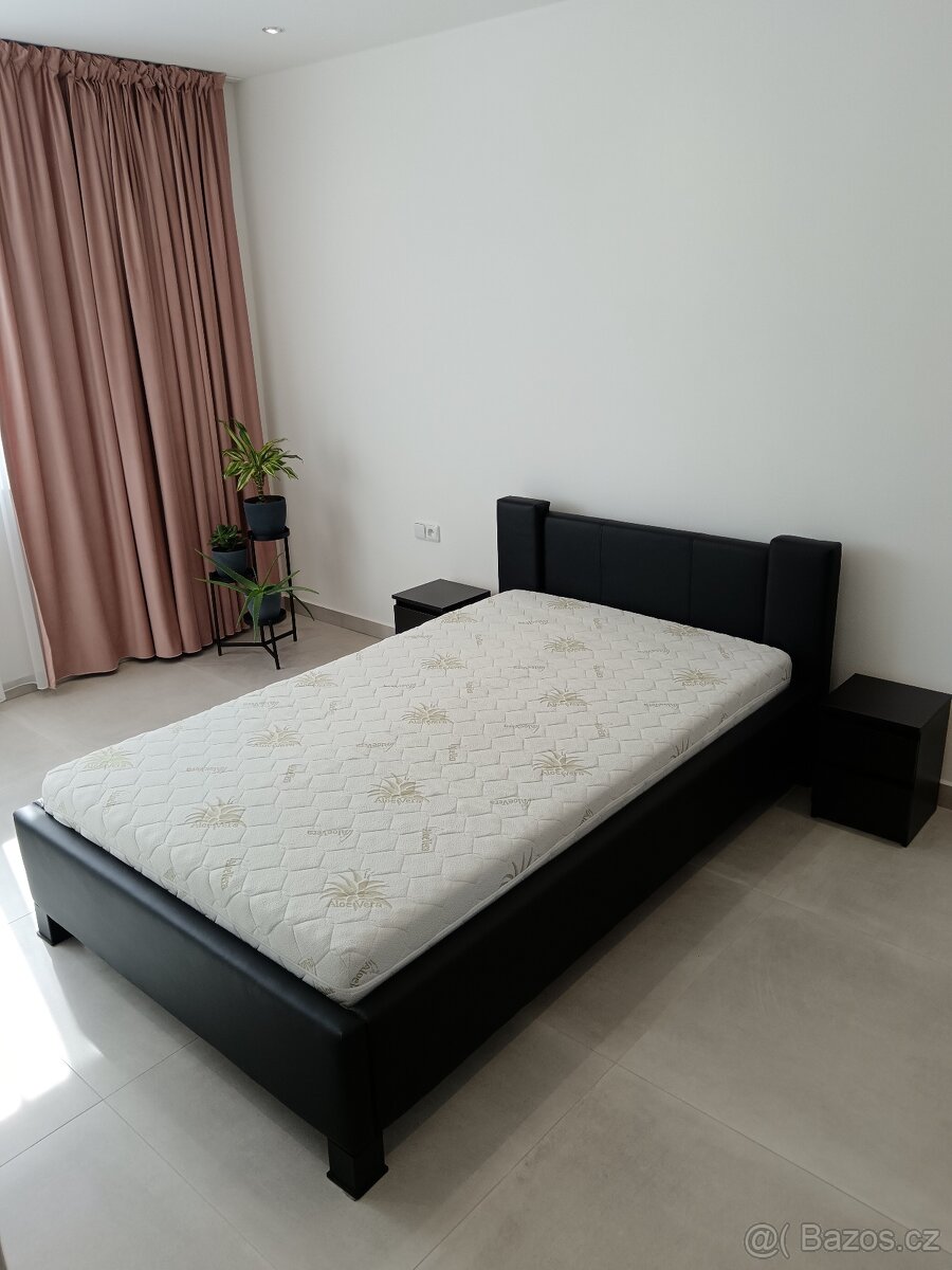 Postel s matrací a nočními stolky