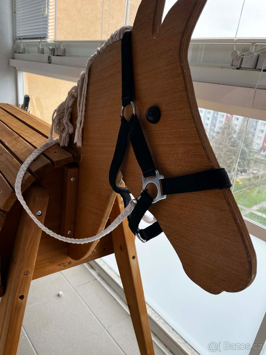 Dřevěný kůň s příslušenstvím - trenažér