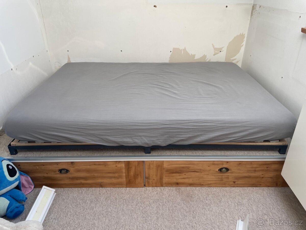 Postel - rám na vyvýšené podium