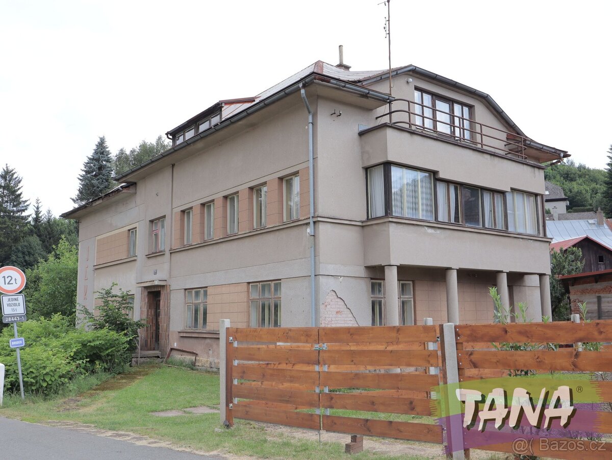 Prodej většího rodinného domu v obci Pecka, ev.č. 00048