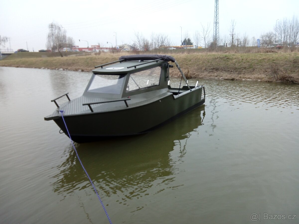 Loď+motor+vlek