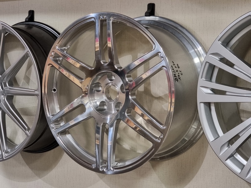 leštěná kovaná alu FORGED 8,5 a 10,5x20" 5x114,3 R20