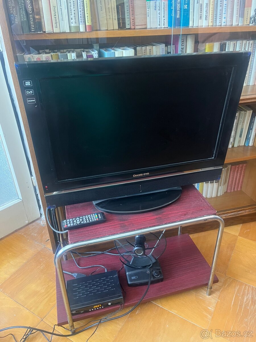 Menší funkční tv s HD, HDMI + set top box + anténa