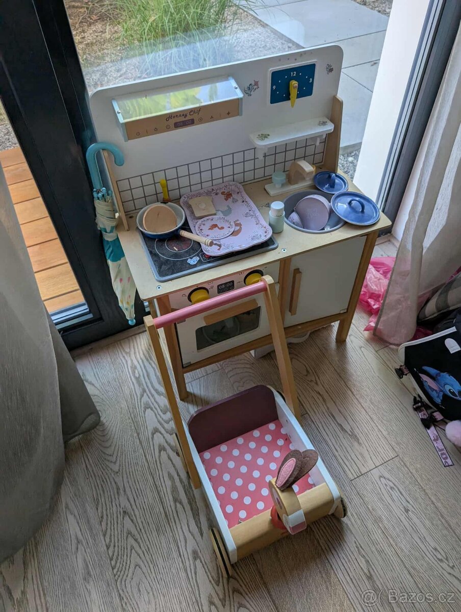 Dřevěná kuchyňka s nádobím a vozíček
