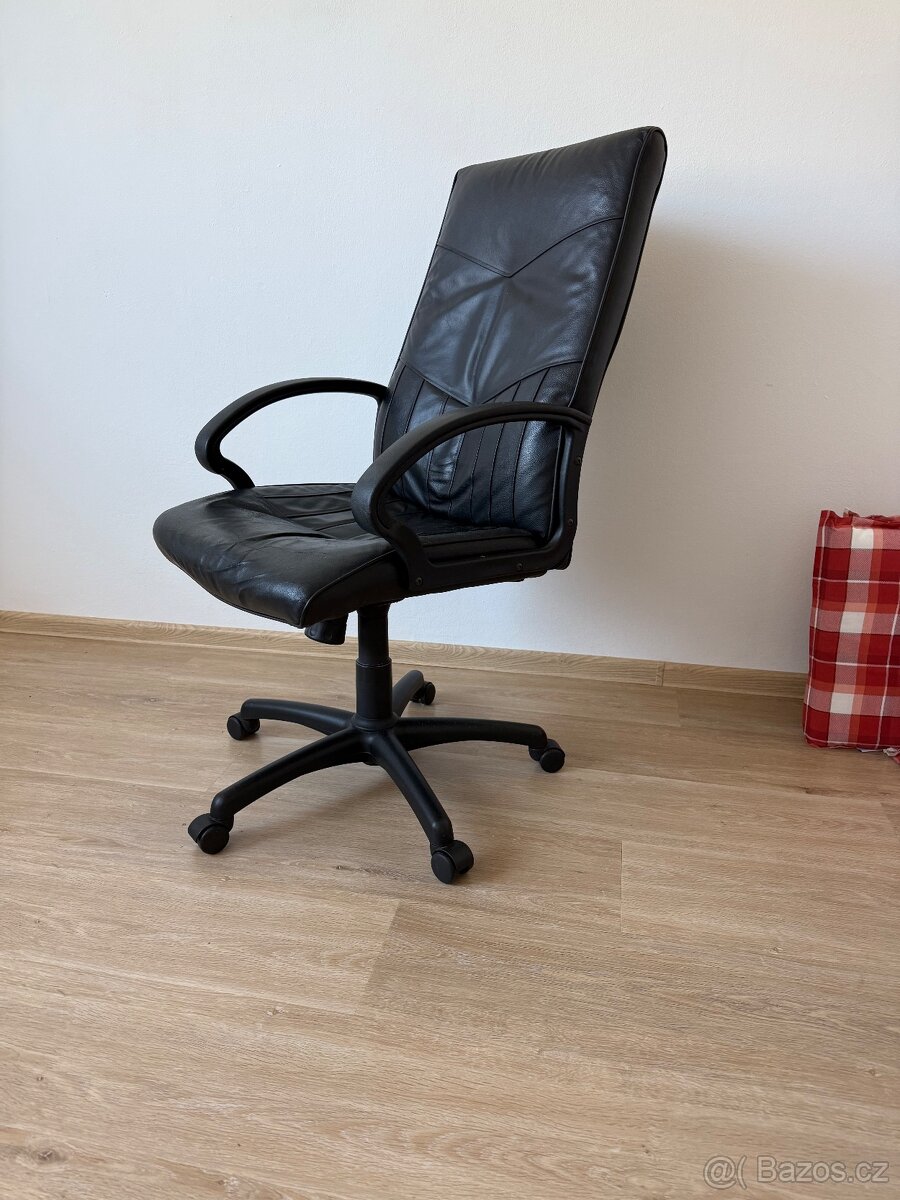Kožené houpací křeslo k PC
