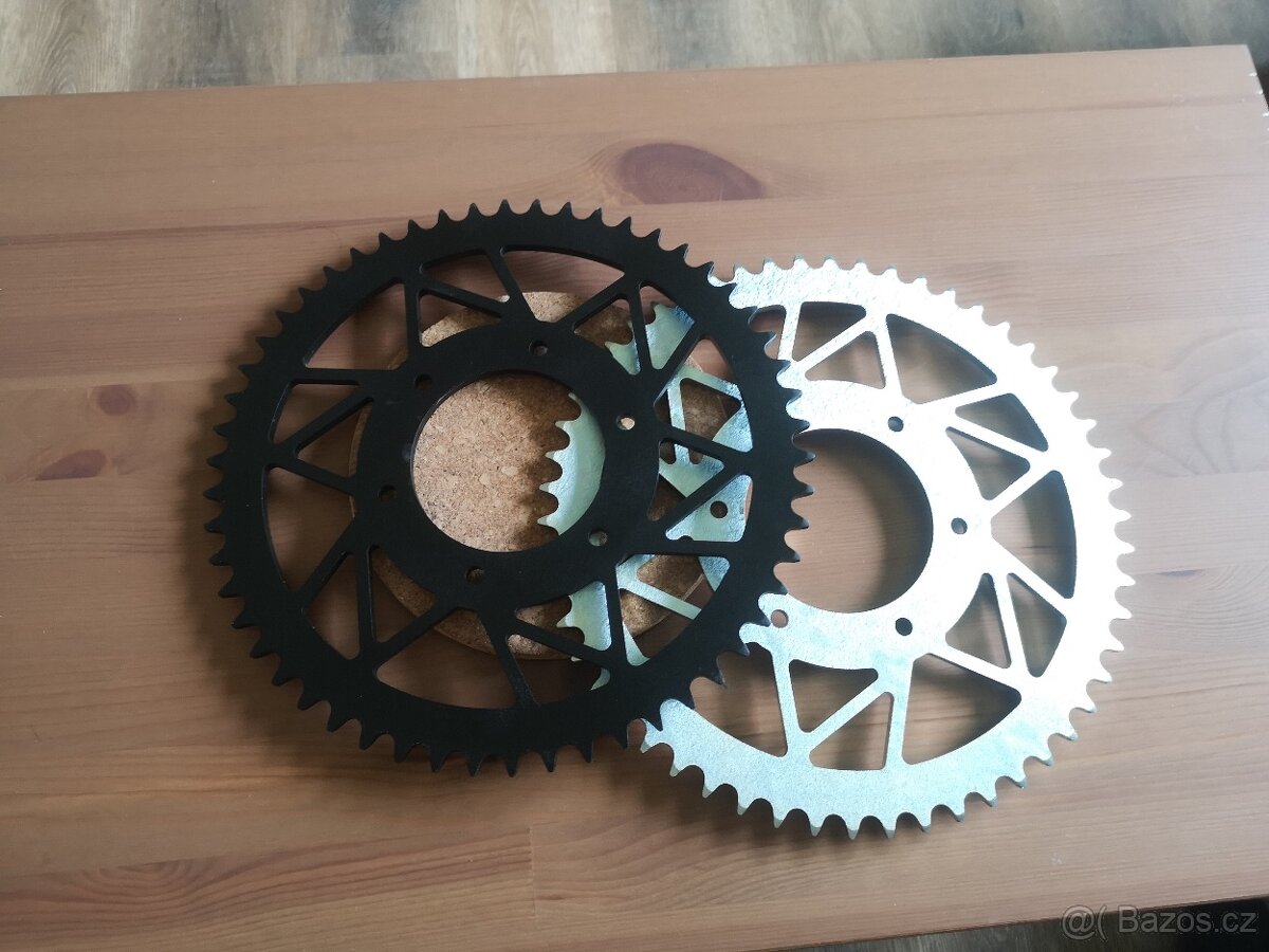 Sur-ron Ultra Bee, rozety s 54 zuby pro větší sílu.