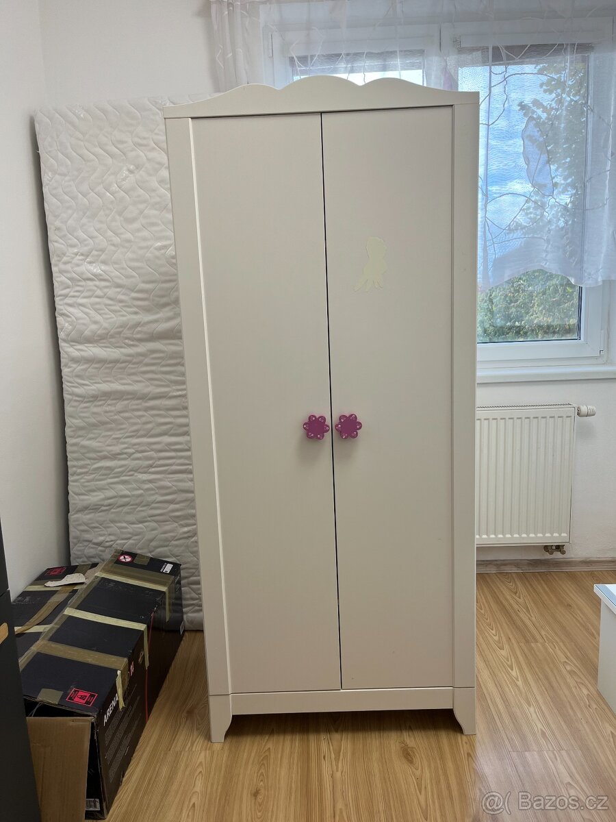 Dětský set dvou bílých, okrasných skříní