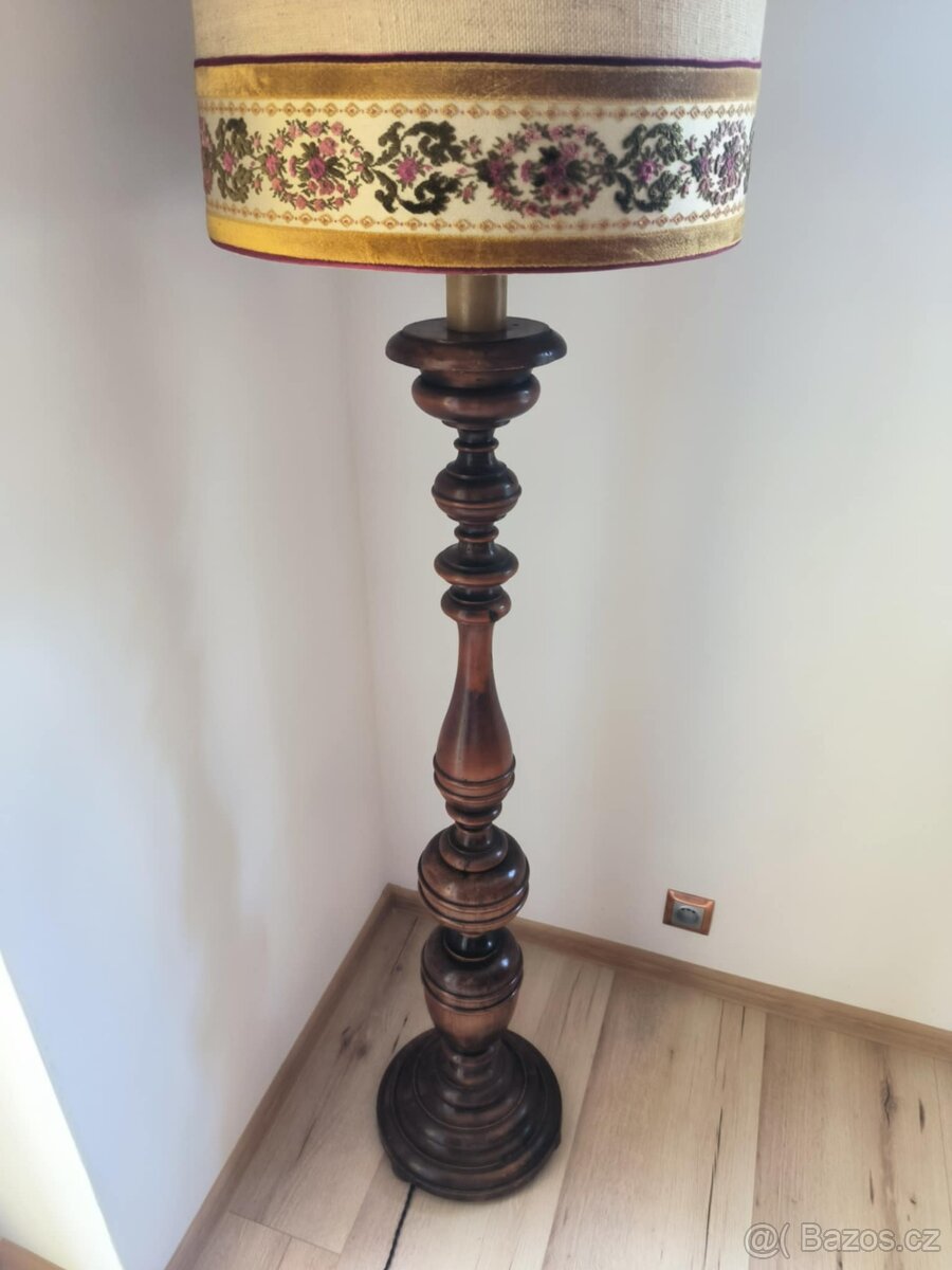 Dřevěná stojací lampa