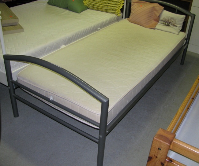 Kovová postel s roštem a matrací