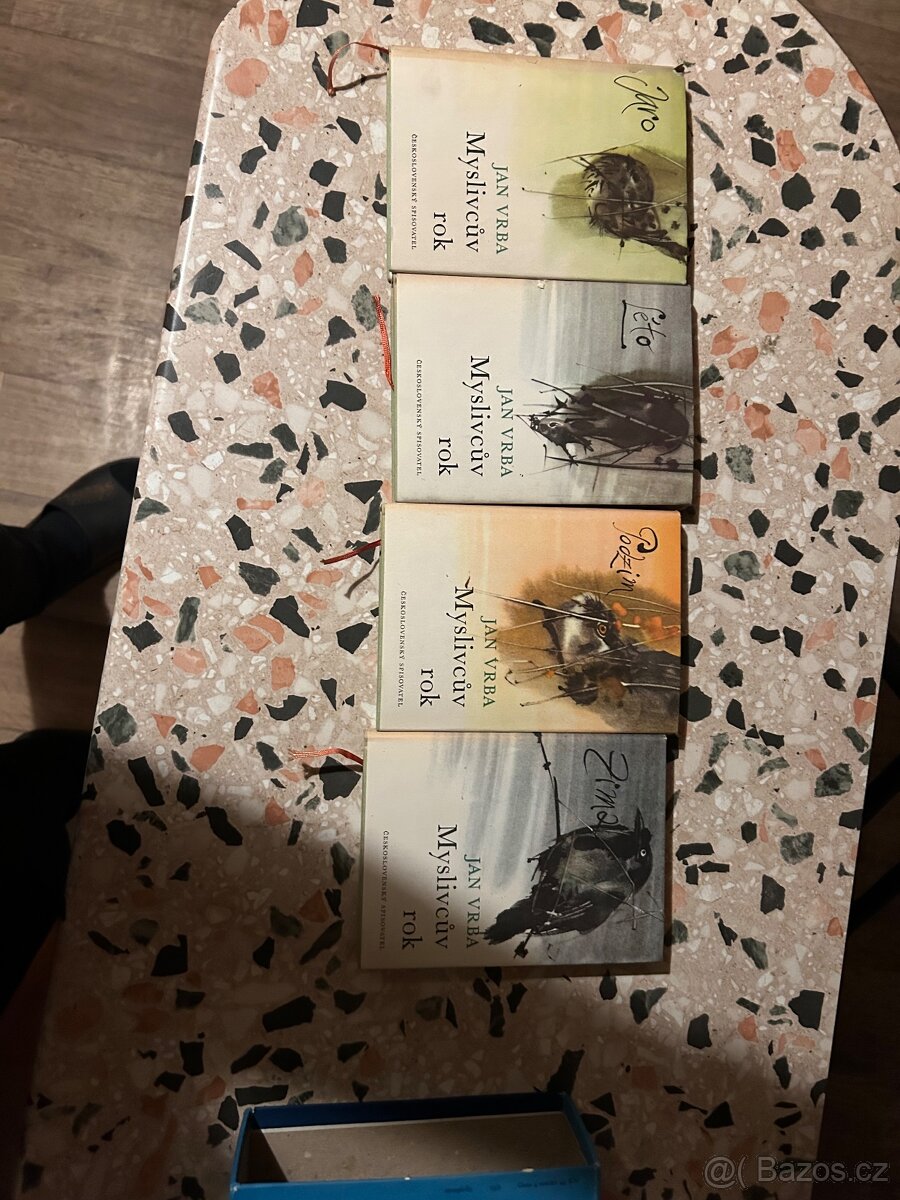 Myslivcův rok" od autora Jana Vrby, které jsou rozděleny po