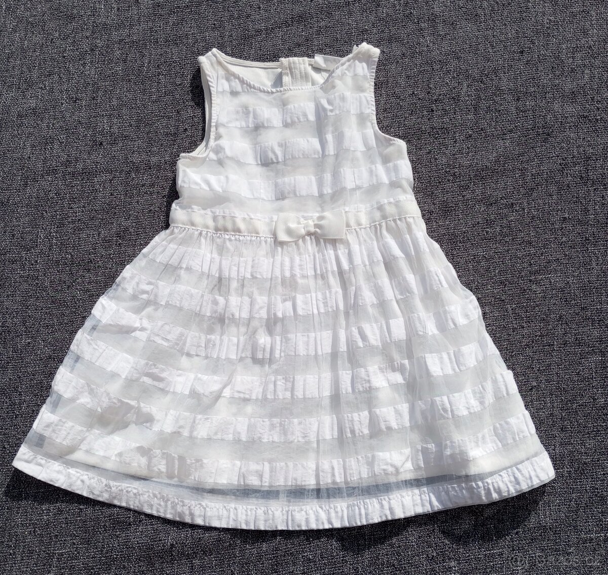 Bílé dívčí šatičky