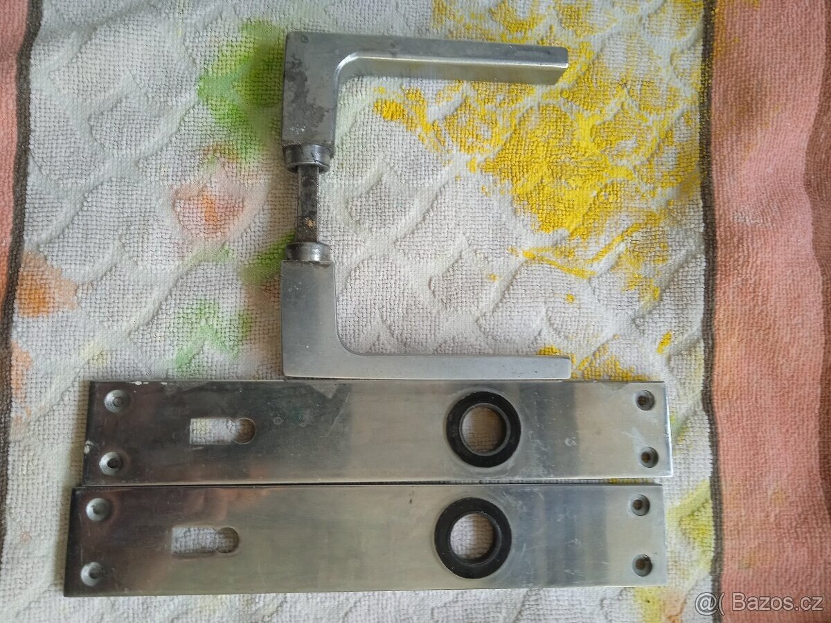 Hliníkové kování na dveře.