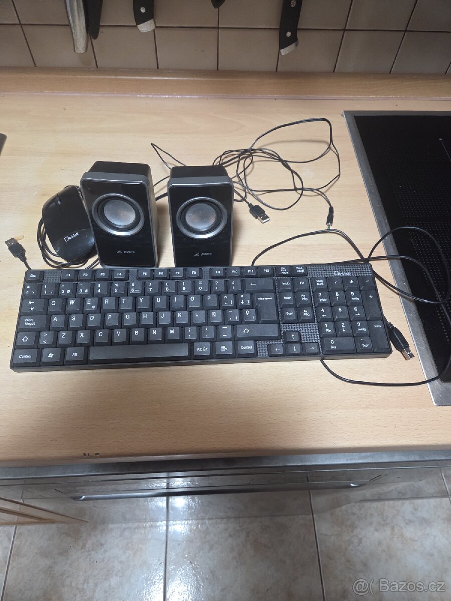klavesnice , myš , repro
