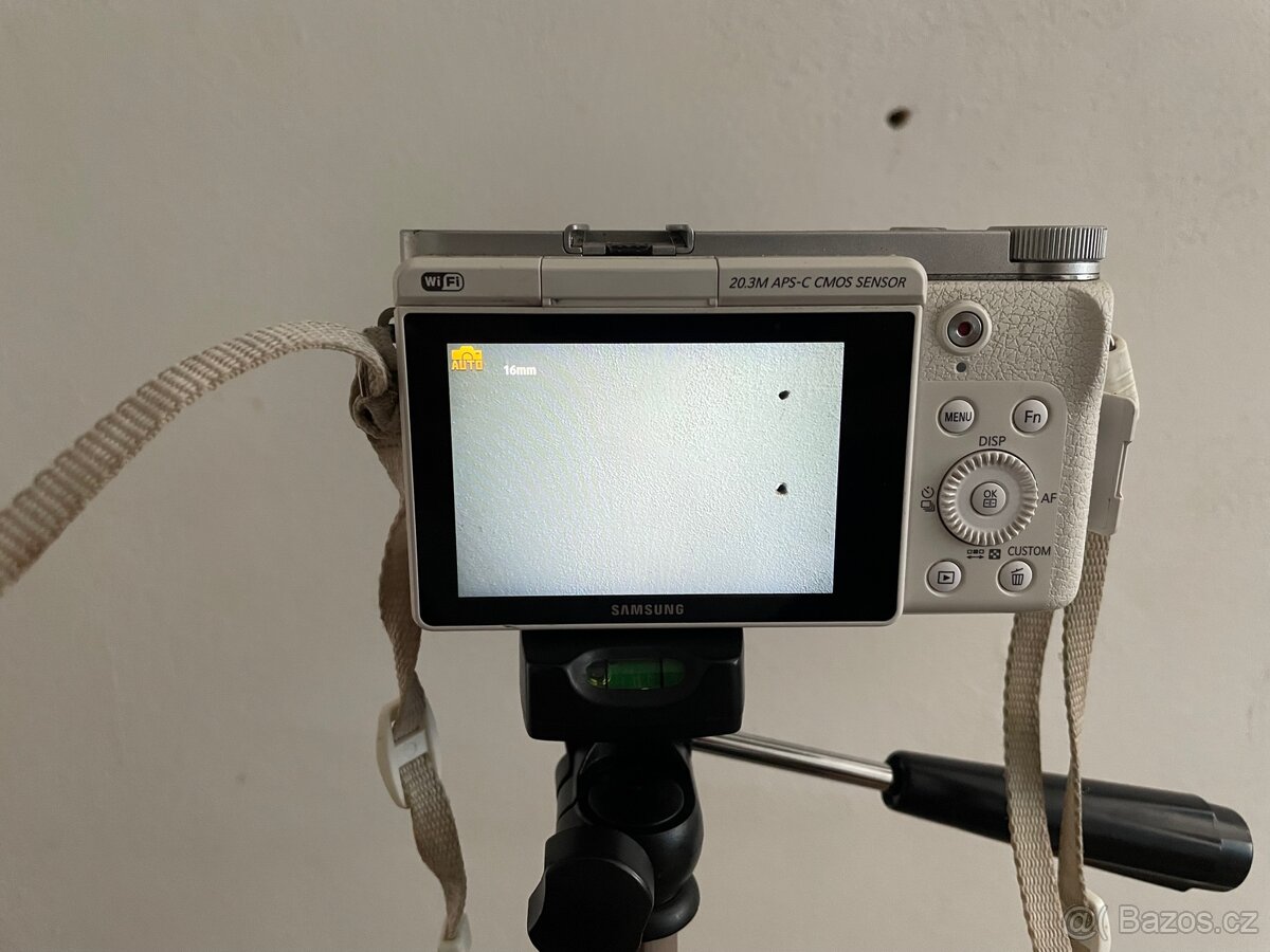 Digitální fotoaparát Samsung NX3000 spolu se stativem