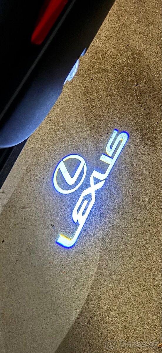 Lexus LED logo - osvětlení dveří
