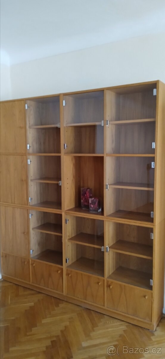 Knihovna jasanové dřevo