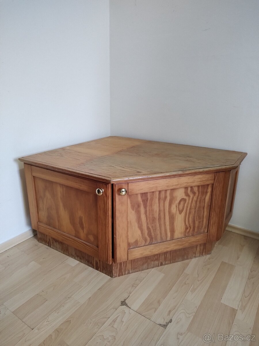 OD TRUHLÁŘE ROHOVÁ SESTAVA KOMODY - PUV.C.=17.000,-
