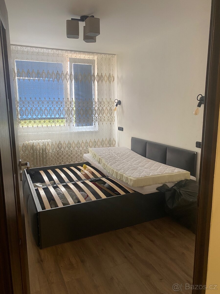Manželská postel i s matracemi