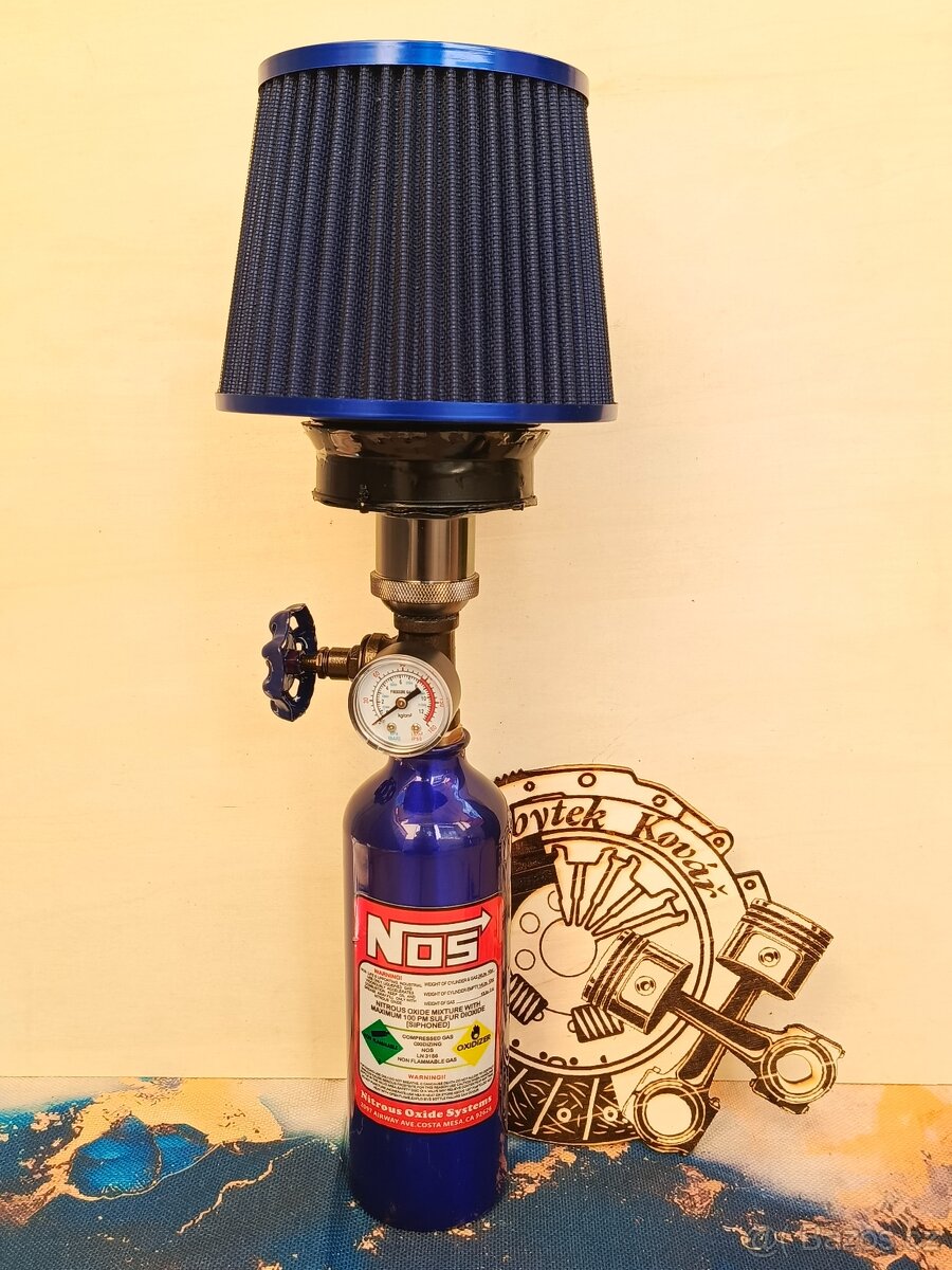 Stojací lampa z bomby NitrOS - Autonábytek Kovář