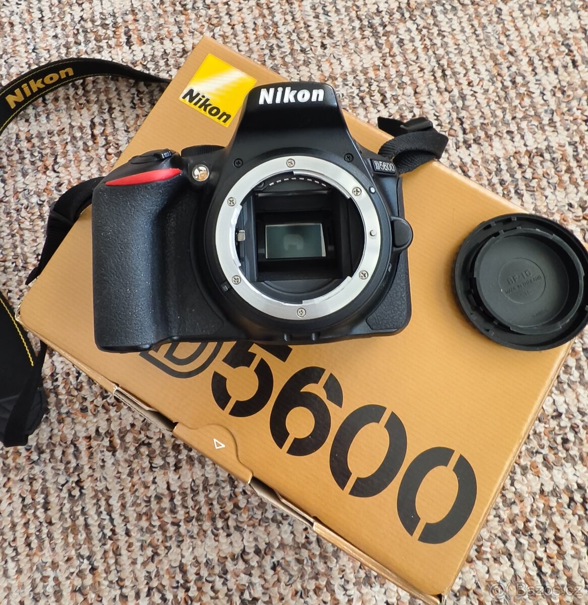 Nikon D5600 + příslušenství