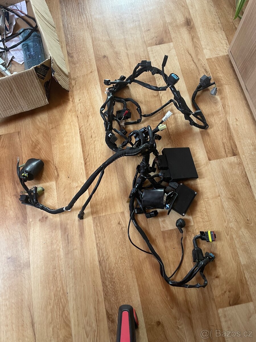 Kawasaki ninja 300 - elektronika + díly