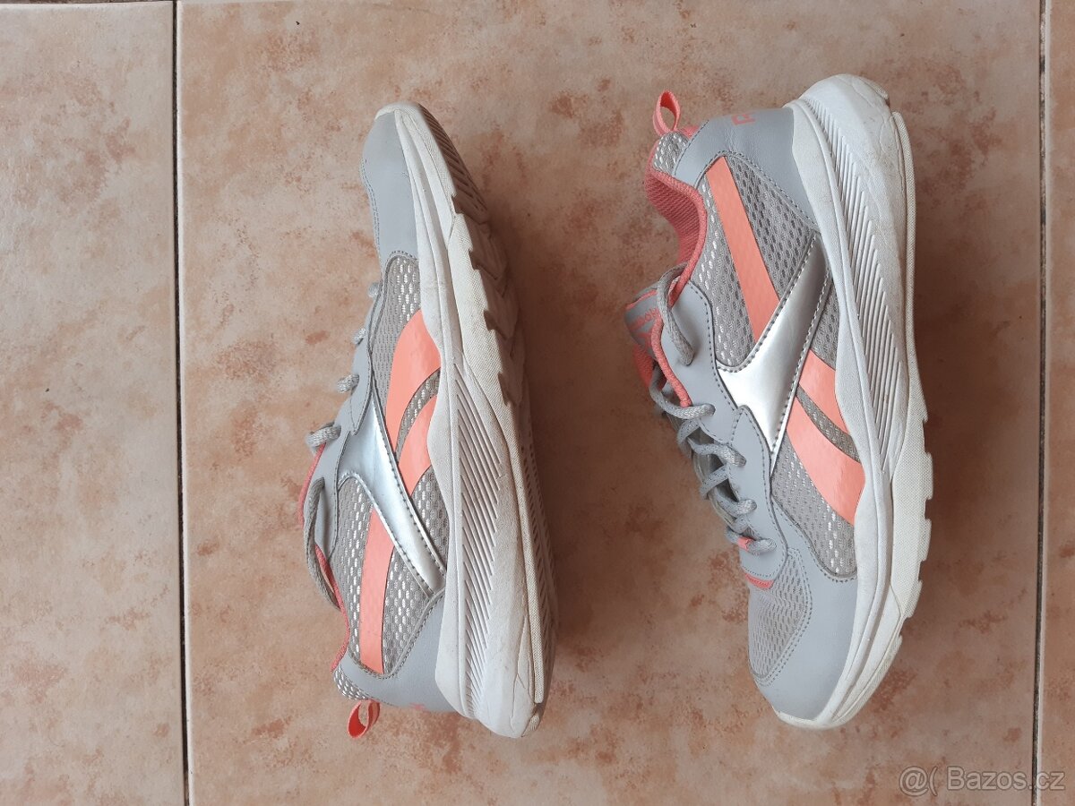 Dívčí sportovní tenisky Reebok vel. 37 (240mm stélka)