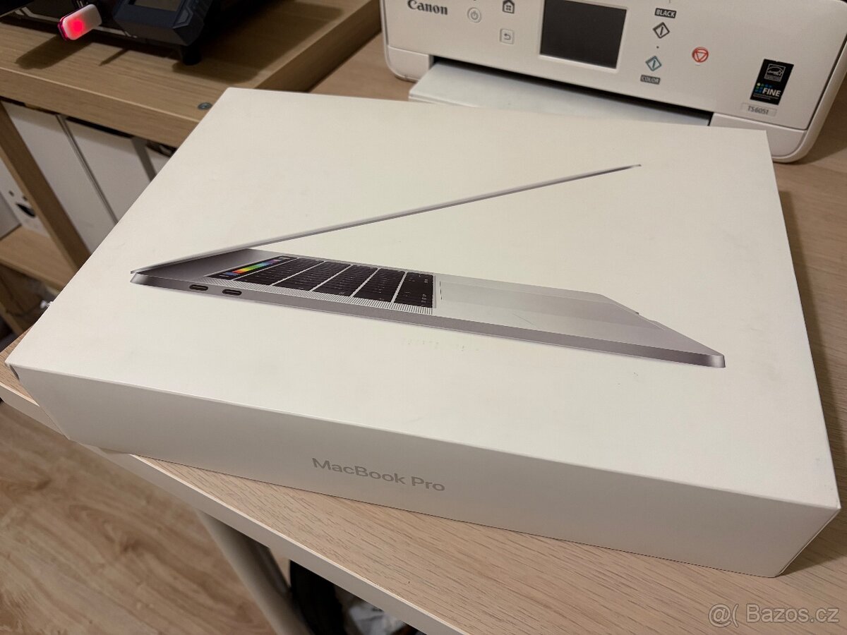 MacBook Pro 15“ 2017 2.8Ghz i7 Silver, Krásný stav