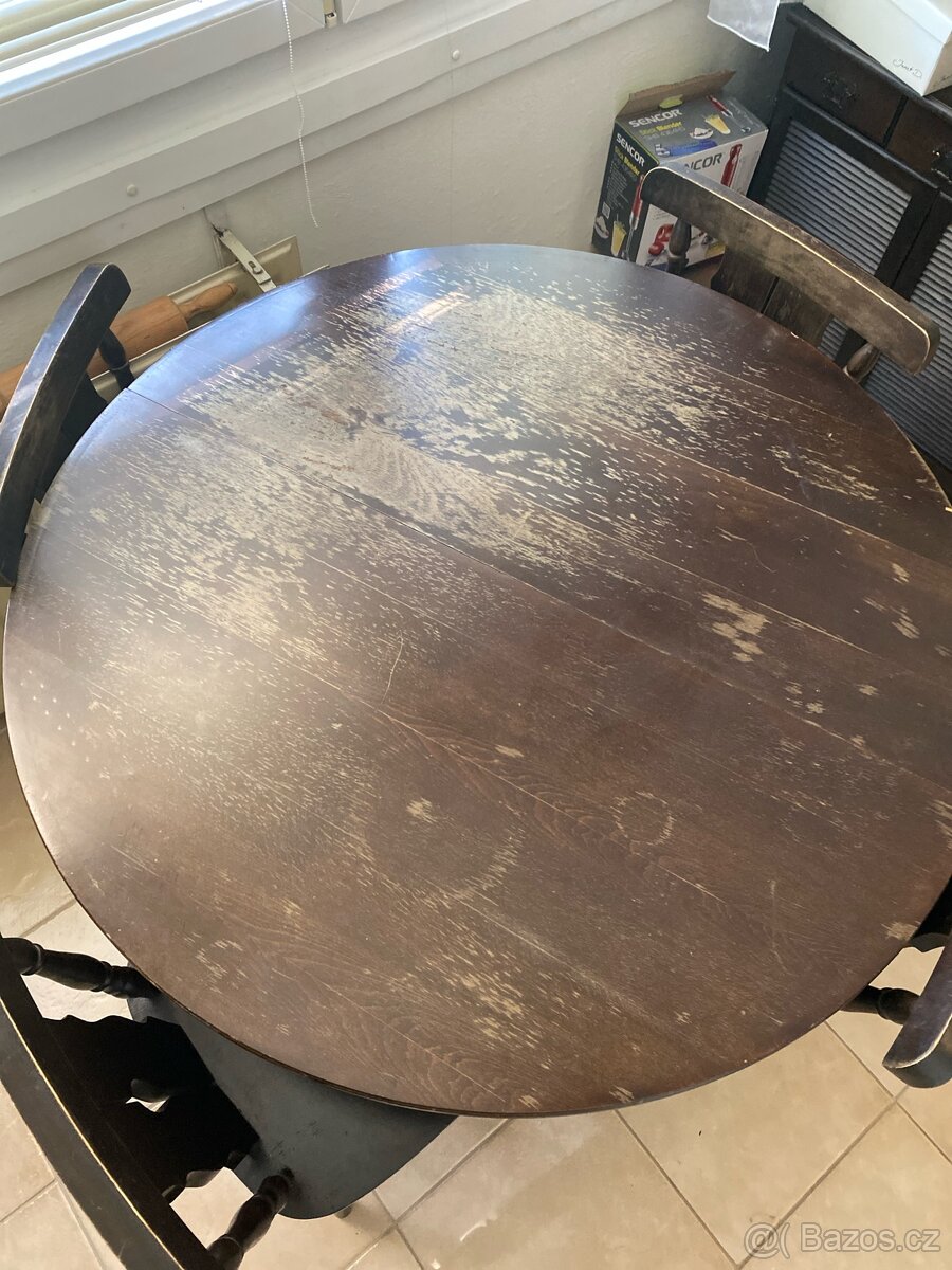 Jídelní stůl + 4 židle