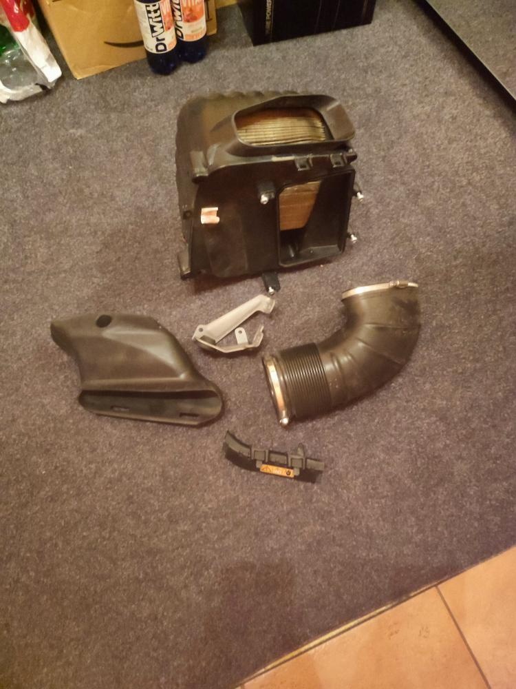 Mercedes-Benz GLA 45s AMG filtr box s hadicí a plasty