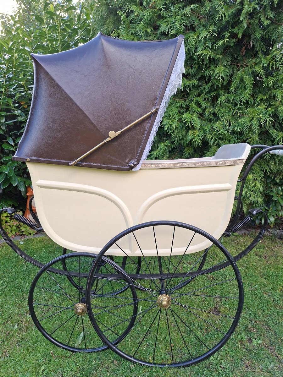 Starožitný kočárek pro miminko č. 1010